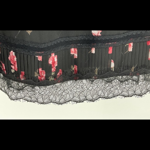 White House Black Market Woman's Tunic Size 2 Black Floral Lace Design - Picture 3 of 6